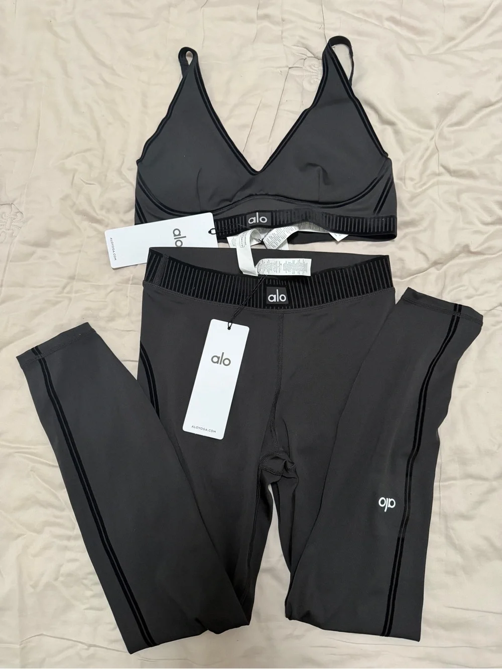 NWT Alo Yoga Black Activewear Set - V-Neck Sports Bra & Leggings